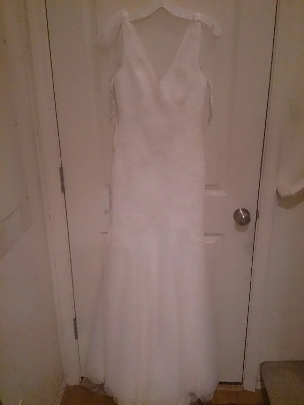 Can't Be Beat Vera Wang V Neck Soft A Line Gown with Hand Appliqued Lace S